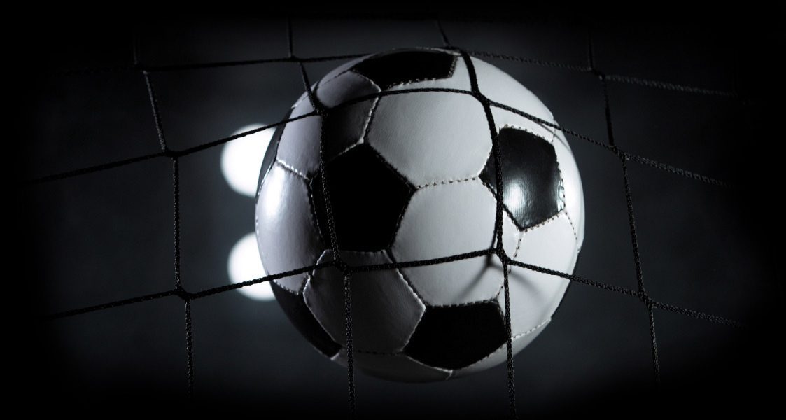 Erfolgsversprechende Social Media Kampagnen mit arven.io Ein Fußball zappelt im Netz