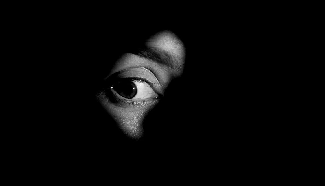 Offene Augen auf Performance Marketing Ein weit offenes Auge in Graustufen und auf schwarzem Hintergrund