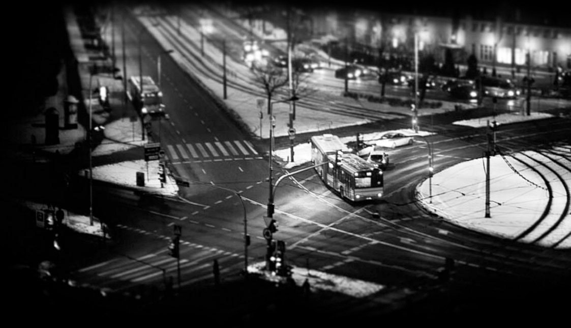 Nutzerverkehr auf die eigene Webseite leiten Eine Straßenkreuzung mit Autos und Bus bei Nacht