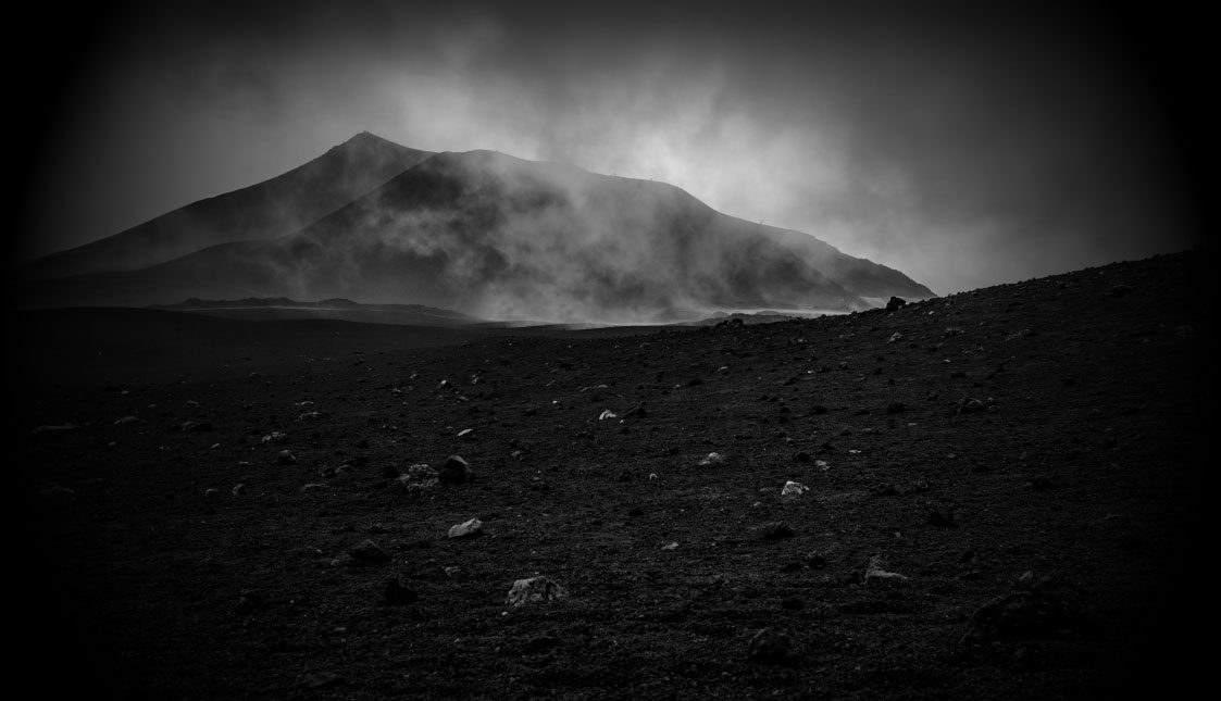 Wir SEO-Optimieren Ihre Webseite, damit auch Sie nicht leer ausgehen Eine öde Marslandschaft in schwarz und weiß