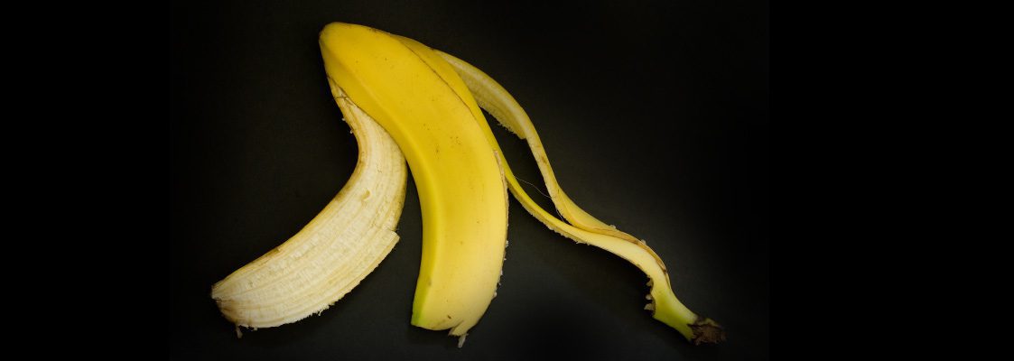 Eine Bananenschale vor schwarzem Hintergrund