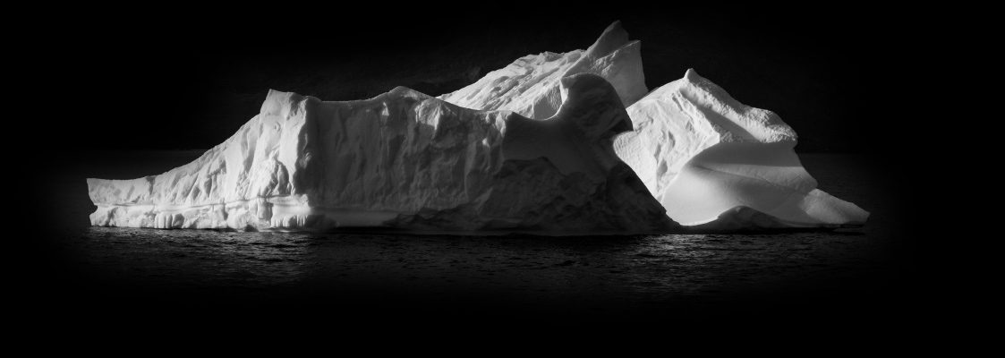 Ein Onlineshop ist wie ein Eisberg, was man nicht sieht ist die eigentliche Arbeit Eisberge im Meer vor dunklem Hintergrund