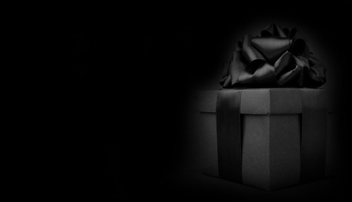 Gekonntes Webdesign für Ihre Webseite mit arven.io Ein schwarz verpacktes Geschenk vor dunklem Hintergrund