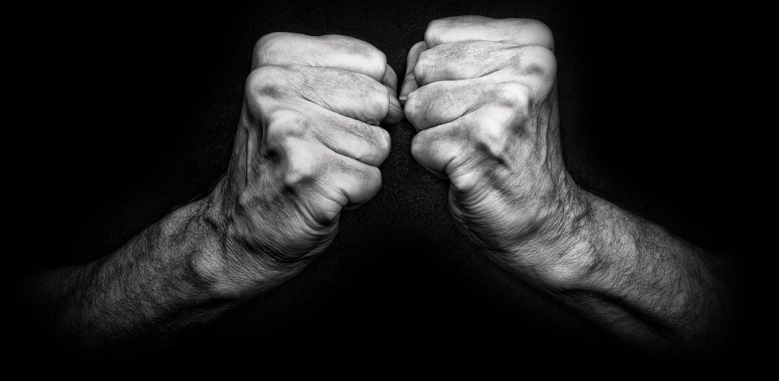 Erfolgreich, schnell und gutaussehend. Wir schaffen das! Zwei zur Faust geballte Hände