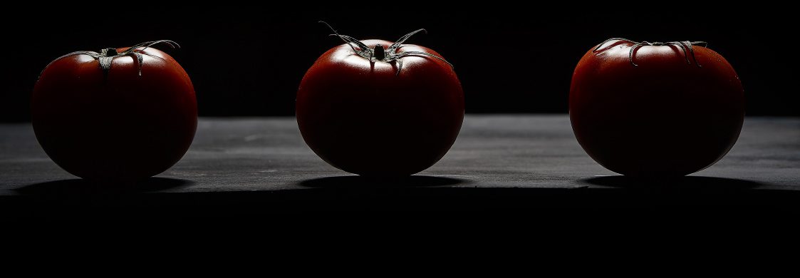 Wir bieten IT-Systeme statt BIO-Tomaten Rote Tomaten auf schwarzem Hintergrund