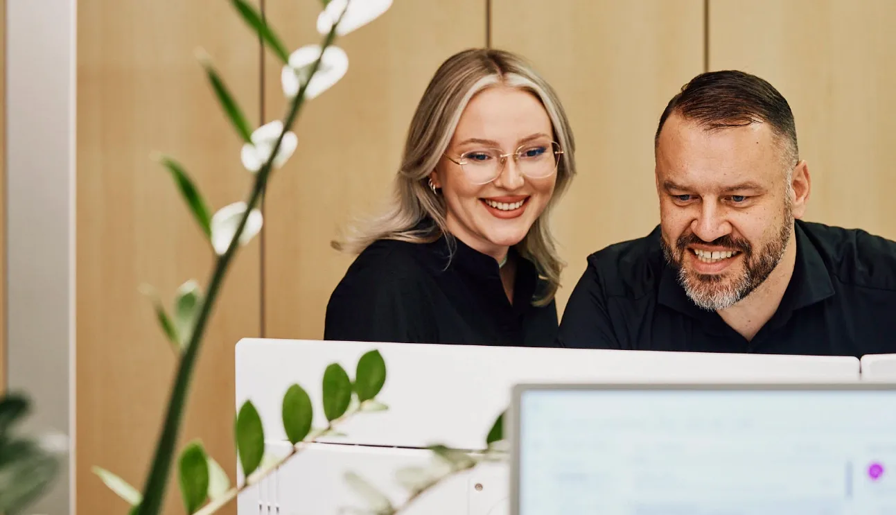 B2B Kundenbindung mit arvenio marketing Stefan Walliser und Jana Franke an einem Schreibtisch