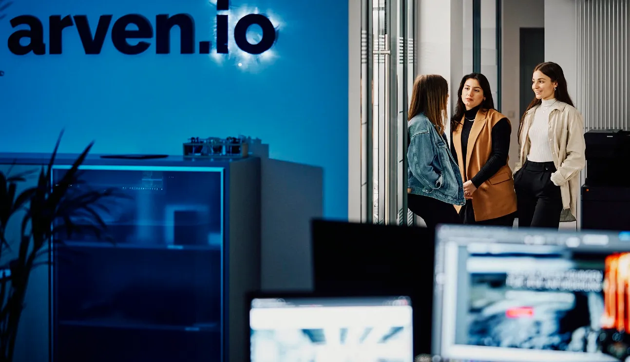 arvenio Mitarbeiterinnen im Büro beim Gespräch