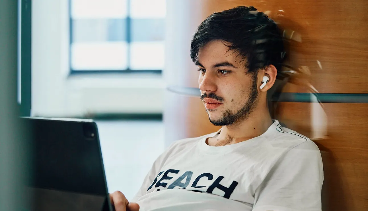 B2B Marketing Social Media Betreuung von arven.io arvenio Mitarbeiter Aaron Sommer an einem Laptop bei der Betreuung eines Kunden