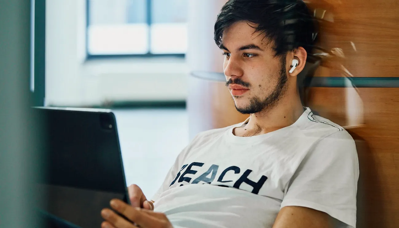 Wir konfigurieren auch für Sie arvenio Mitarbeiter vor Laptop auf dem Boden