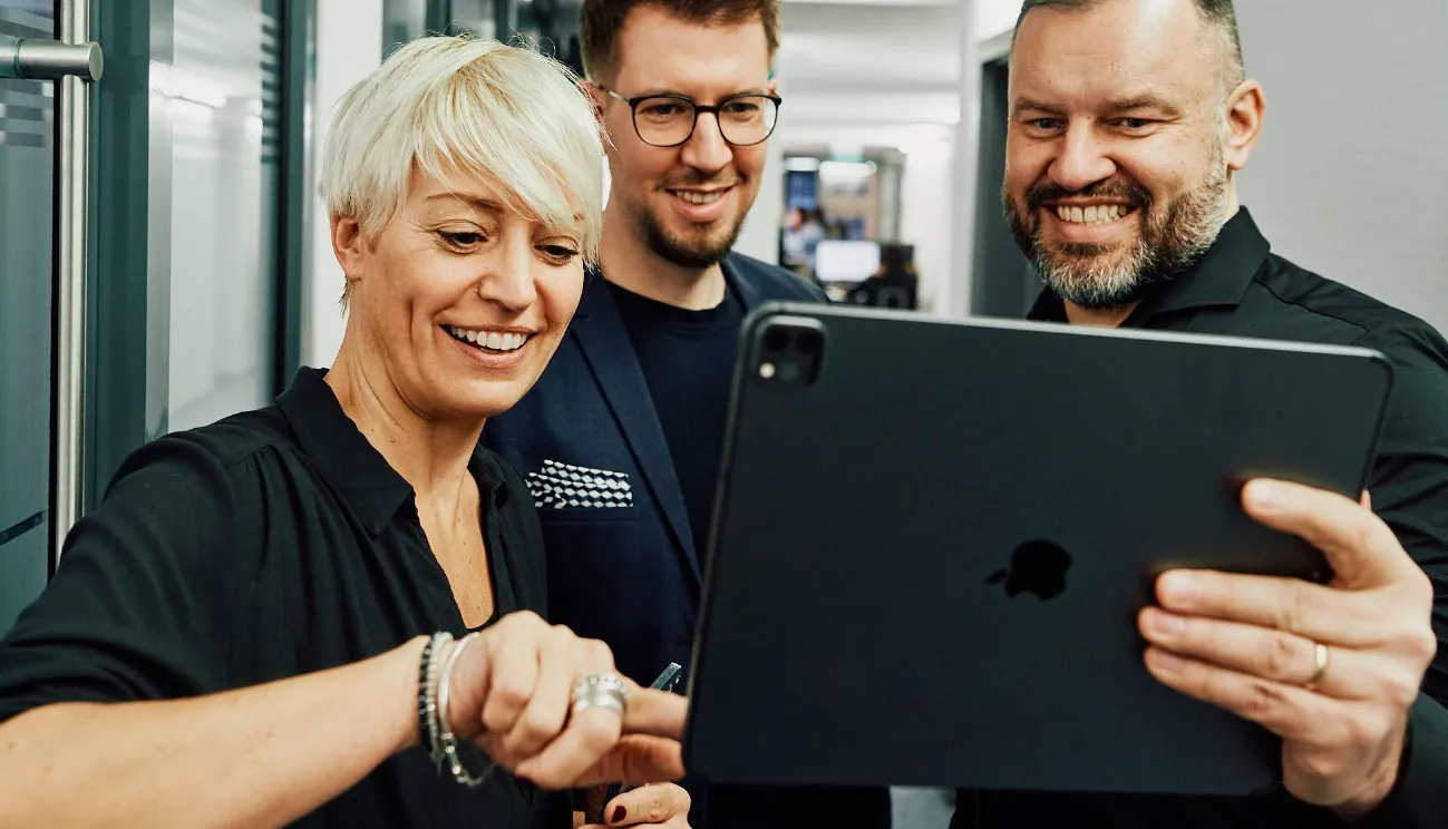 Mit uns einen guten Eindruck Ihres Webshops erhalten arvenio Geschäftsführung im Gespräch über ein Projekt mit Blick auf ein Tablet-PC