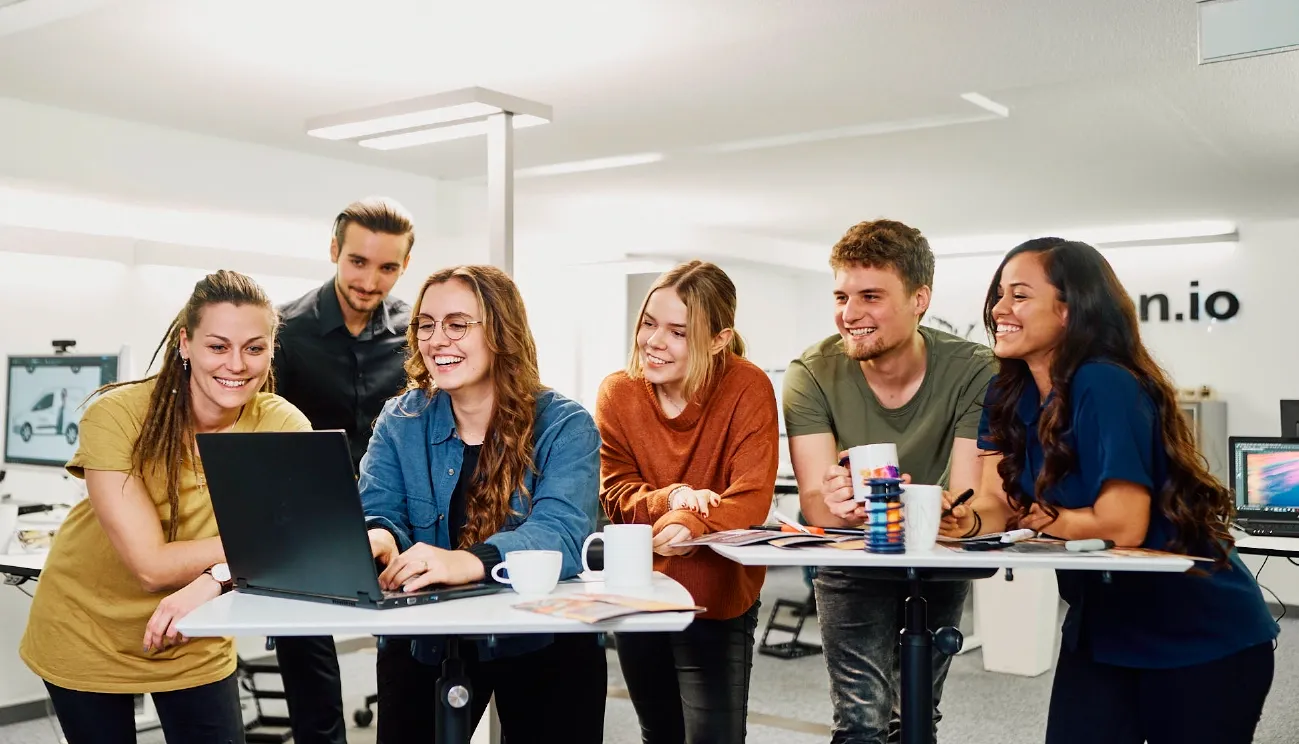 Wir sind Ihr Partner für erfolgreiche und durchdachte Webshops Das arven.io Team in einer Besprechung über B2B Webshop Projektierung