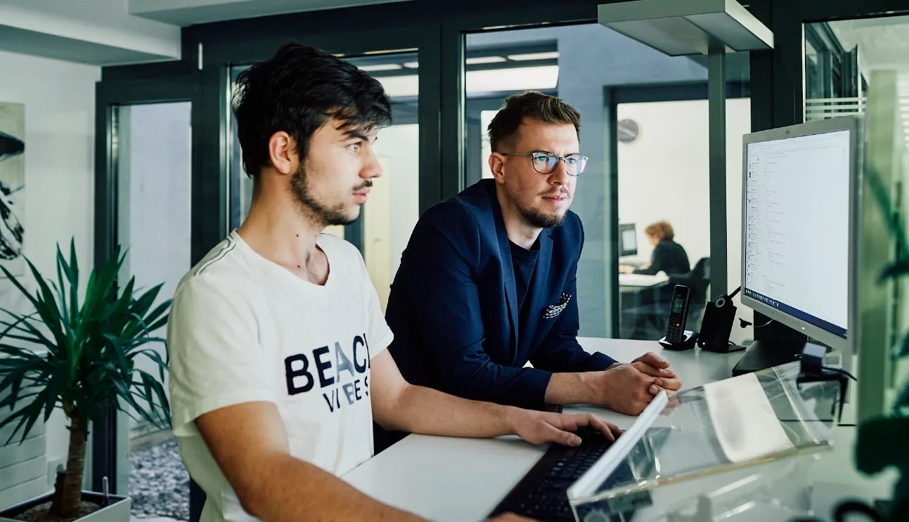 Wir bieten Ihnen einen Marketingplan für die erfolgreiche Vermarktung Ihres Unternehmens arven.io Mitarbeiter analysieren einen Kunden vor einem Bildschirm