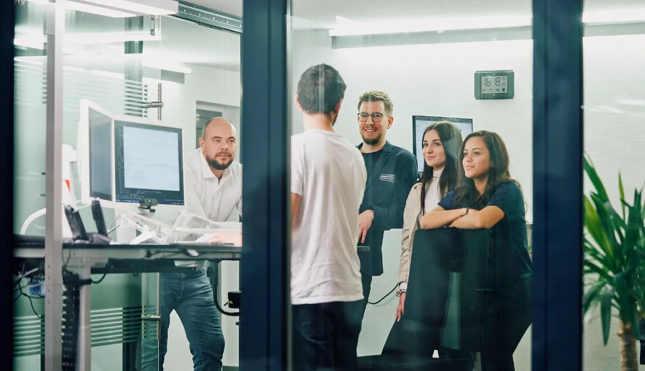 Strategische Analyse bei arven.io Das arven.io Team bespricht eine strategische Analyse eines Kunden an einem Stehtisch
